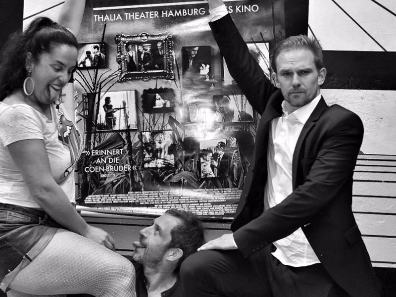 Regisseur Daniel Lommatzsch mit Andre Szymanski und Carla Riveros Eissmann.