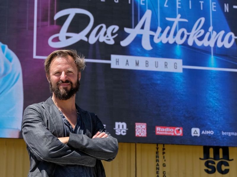 Philipp Hochmair bei Vorbesprechungen am Heiligengeistfeld.
