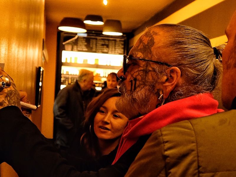Sven Marquardt, Berghain Türsteher und Fotograf, gibt Autogramme nach dem Screening.