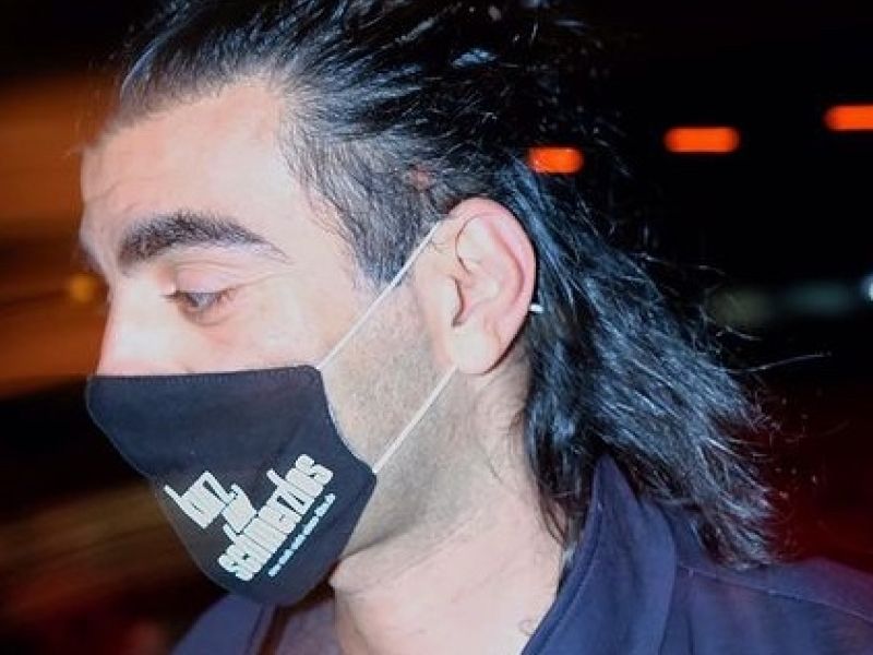Director Fatih Akin presenting his latest movie "kurz nd schmerzlos" with a face mask on.