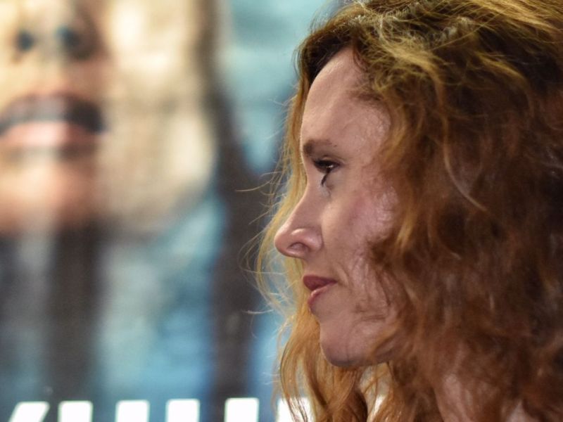 Regisseurin Christine Repond vor dem Kinoplakat.