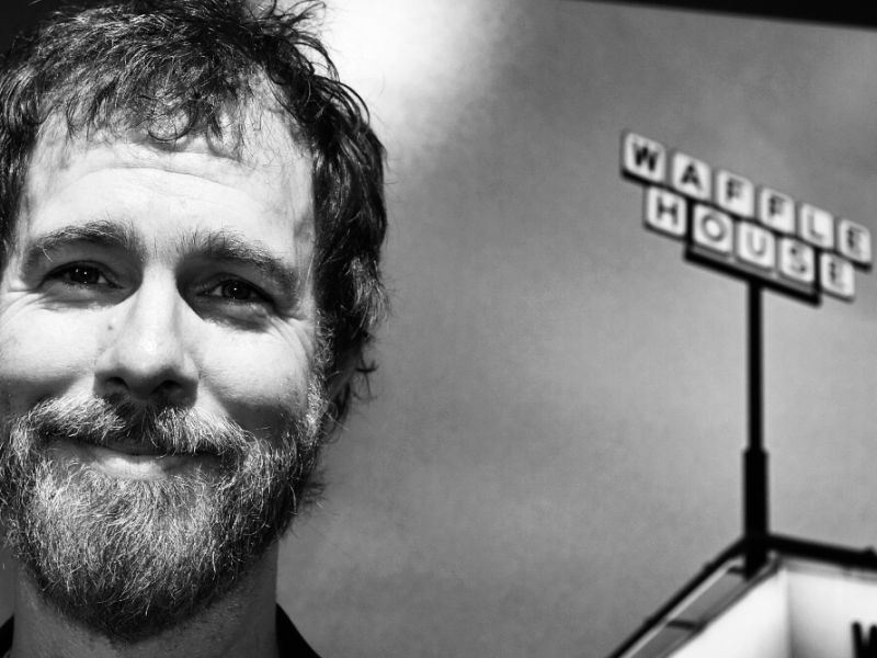 Ben Folds vor seinem WAFFLEHOUSE.