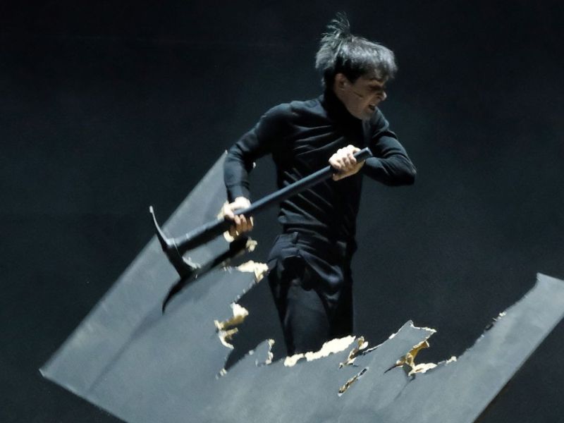 Mirco Kreibich as Hamlet in despair.