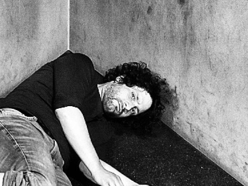 Edgar Eckert im Bühnenraum von Irving Penn. c/o Berlin.
