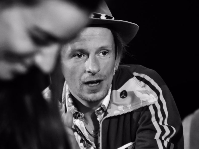 Some words with a female fan before the concert.