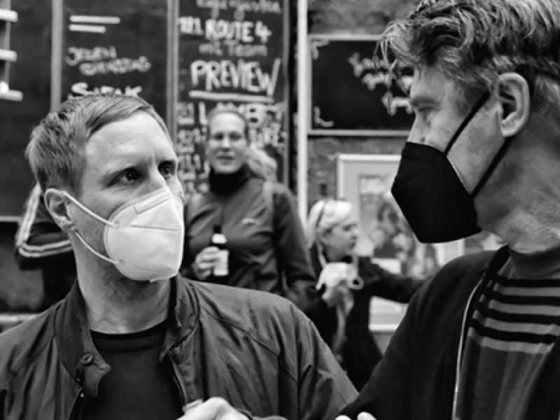 Autor Sebastian Schultz und Geschäftsführer Matthias Elwardt im Zeise-Foyer.