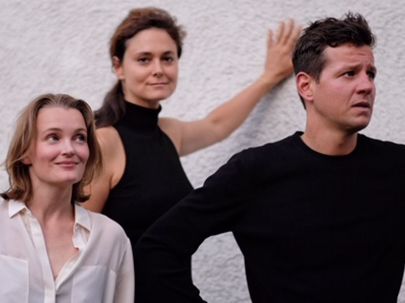 Regisseurin Bliese mit den Schauspielern Schnoink und Lagerpusch.