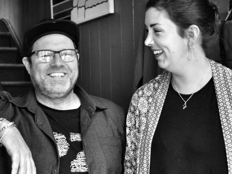 Mat und Izzy. Designer und Besitzer von Fishboypz. Penzance.