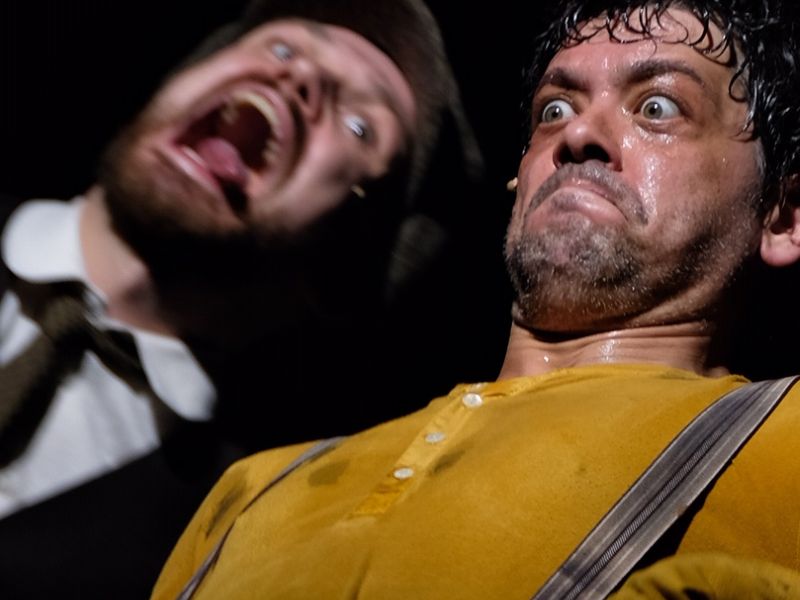 Das Schloss. Deutsches Schauspielhaus Hamburg. Matti Krause. Carlo Ljubek.