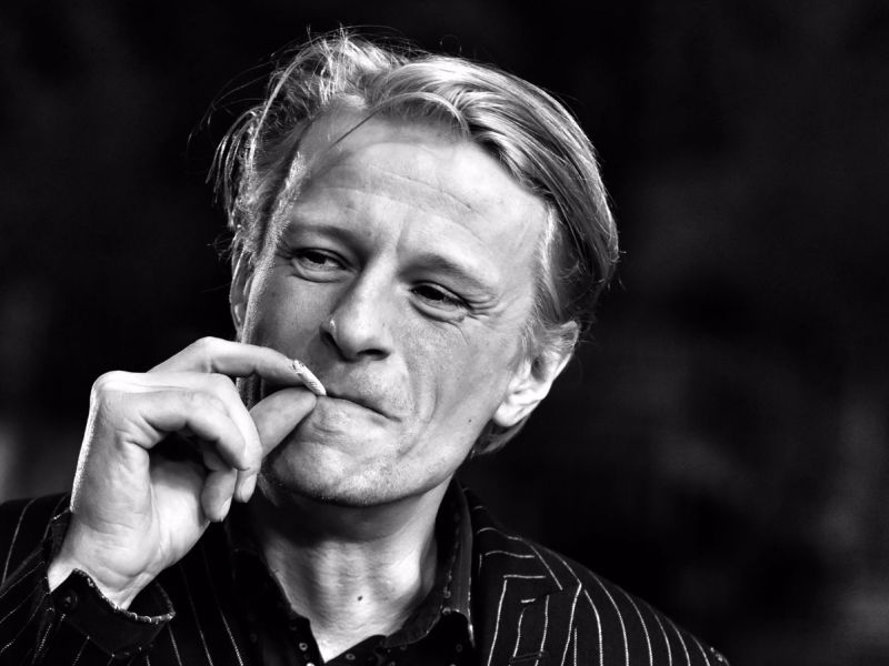 Alexander Scheer nimmt einen Zug, bevor es vor die Fotografen geht.